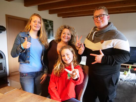 Die Familie drückt die Daumen: Lea, Susanne und Max Kühner (hinten, von links) sind bereits gespannt, wie der Auftritt von Mia in der Show „The Voice Kids“ von der Produktion geschnitten wurde. 