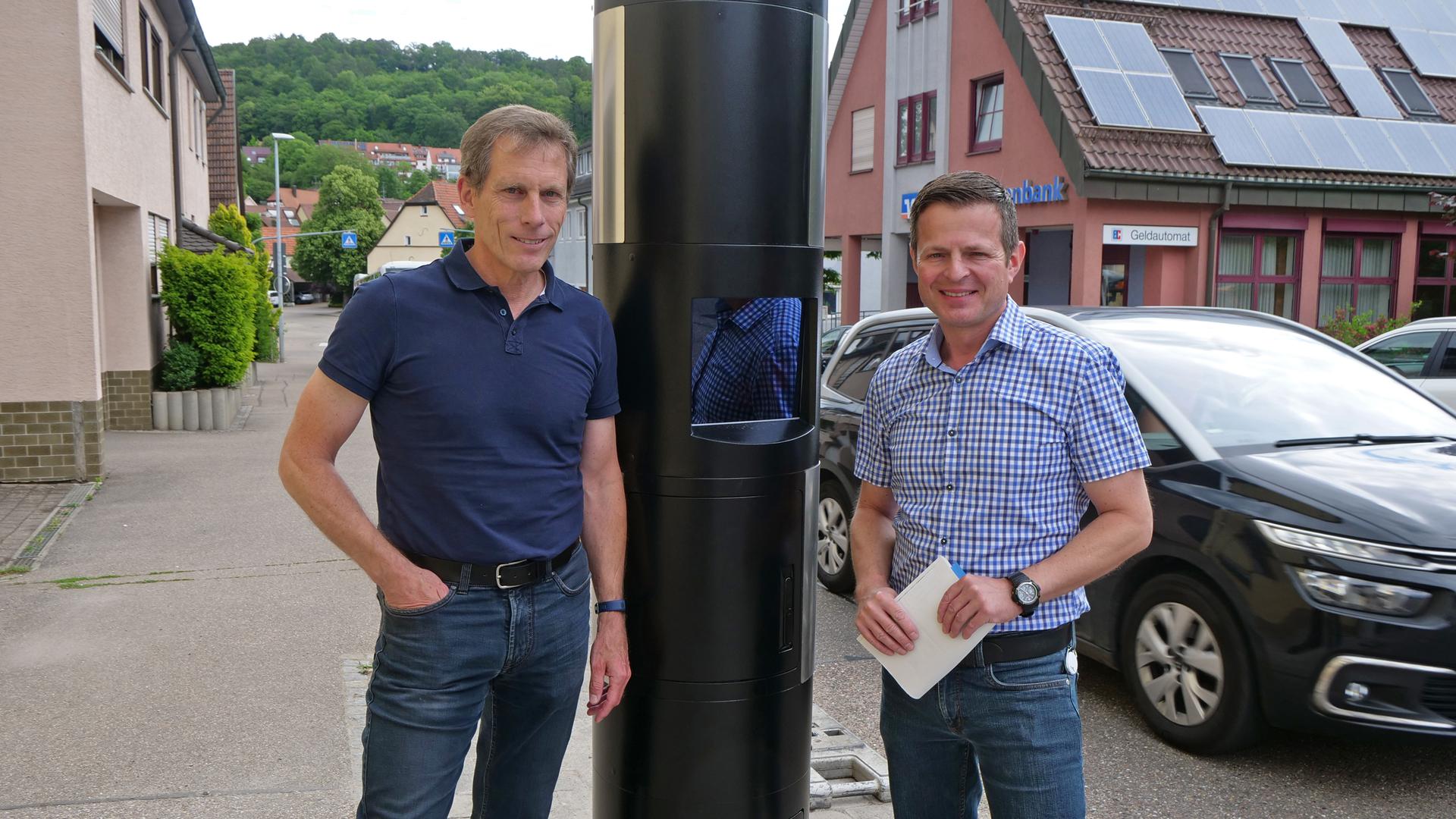 Stationäre Anlagen helfen, Verkehrslärm zu mindern und Verkehrssicherheit zu erhöhen, erklären Thomas Fritsch (links) und Oliver Müller bei der Vorstellung der Verkehrsüberwachungskonzeption des Enzkreises