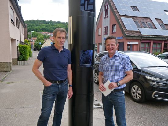 Stationäre Anlagen helfen, Verkehrslärm zu mindern und Verkehrssicherheit zu erhöhen, erklären Thomas Fritsch (links) und Oliver Müller bei der Vorstellung der Verkehrsüberwachungskonzeption des Enzkreises