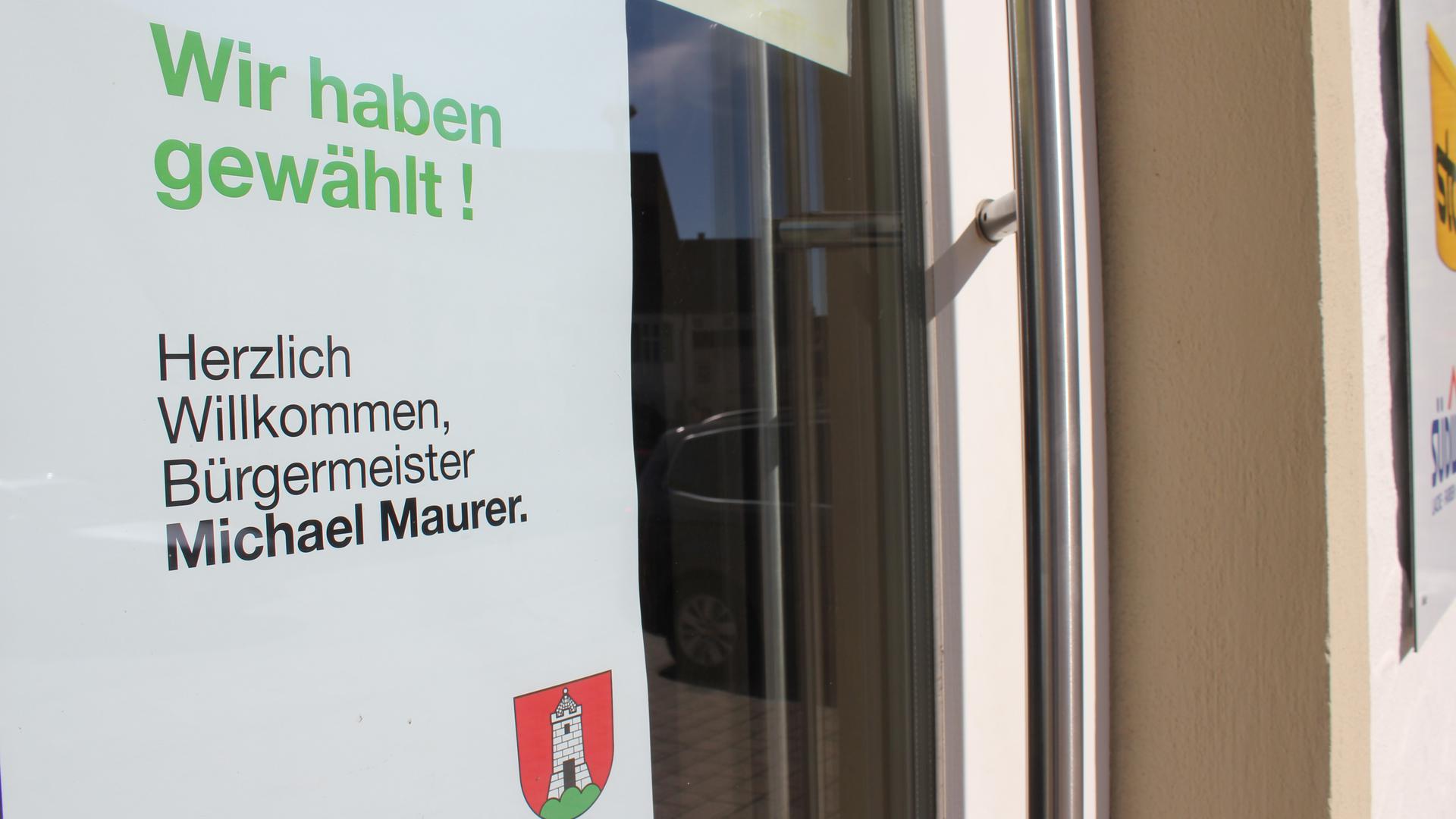 Unterstützung für den Wahlsieger: Mit Plakaten an Fenstern und Türen solidarisieren sich viele Mönsheimer mit Michael Maurer, dem ein Gemeinderat Täuschung vor der Bürgermeisterwahl vorwirft.