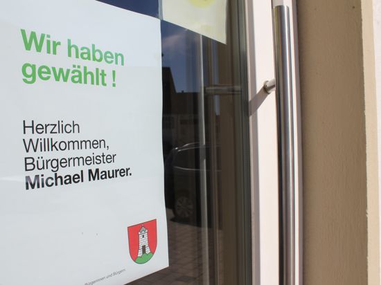 Unterstützung für den Wahlsieger: Mit Plakaten an Fenstern und Türen solidarisieren sich viele Mönsheimer mit Michael Maurer, dem ein Gemeinderat Täuschung vor der Bürgermeisterwahl vorwirft.