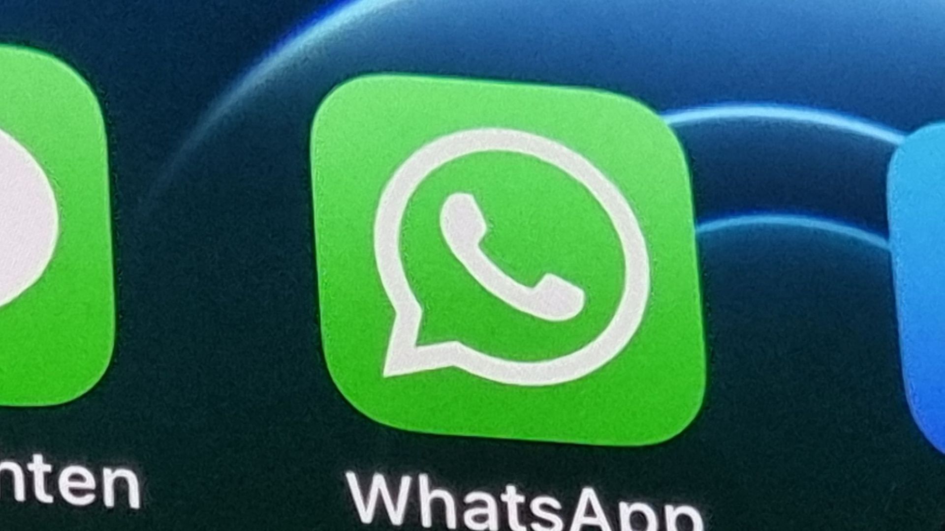 Trotz Datenschutz-Debatten bleiben viele Nutzerinnen und Nutzer WhatsApp treu.
