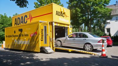 Der ADAC steht mit seinem Prüfdienst auf dem Parkplatz der Turn- und Festhalle Enzberg. Dort können Pkw-Besitzer ihre Fahrzeuge bis Mittwochnachmittag testen lassen.