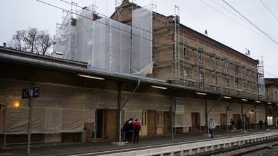 Teilweise schon enthüllt: Die sanierte Fassade des Bahnhofsgebäudes in Mühlacker ist momentan nur vom Bahnsteig aus zu sehen. Der Rest des Gebäudes ist nich verhüllt.