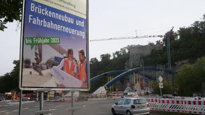 Ärger um die Herrenwaagbrücke: Die Baufirma hat eine Verzögerung um ein halbes Jahr angekündigt.