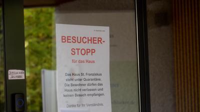Ein Zettel mit der Aufschrift „Besucherstopp“ hängt an der Eingangstür zum Heim in Mühlacker.