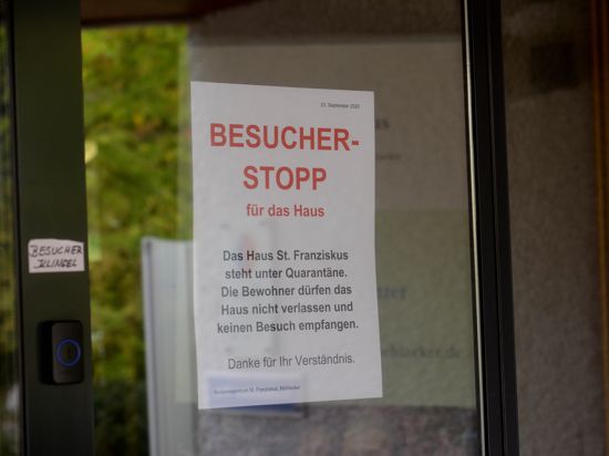 Ein Zettel mit der Aufschrift „Besucherstopp“ hängt an der Eingangstür zum Heim in Mühlacker.