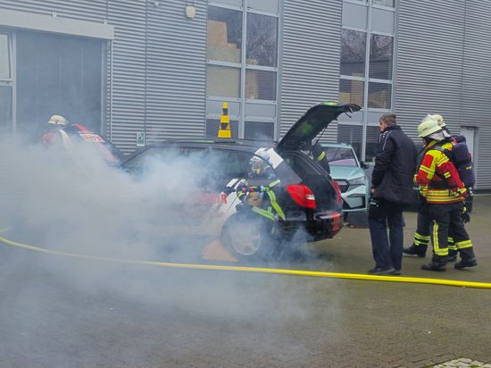Rauchschwaden am Fahrzeug sollen ein realistisches Szenario simulieren: Die Feuerwehrleute müssen unter anderem überprüfen, ob noch jemand im Auto ist