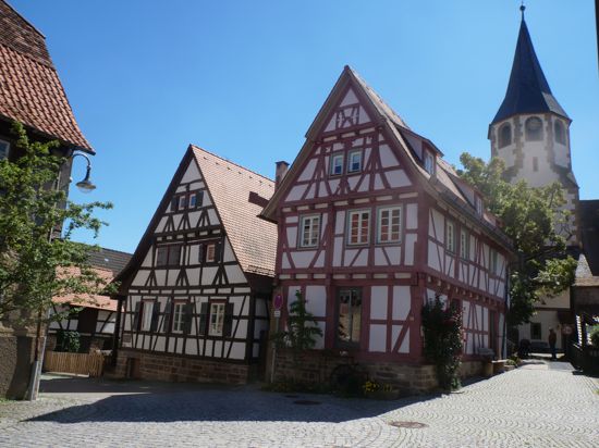 Der Ortsteil Lienzingen zeichnet sich durch seinen historischen Ortskern mit zahlreichen Fachwerkhäusern aus, der von einer schützenden Umfriedung umgeben ist, die auch als „Etter“ bezeichnet wird. Daraus leitet sich der Zusatztitel Etterdorf ab.