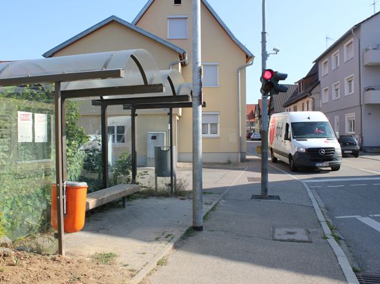 Tatort Bushaltestelle: In der Friedenstraße in Lienzingen soll im Juni ein Mann eine Frau mit einem Messer angegriffen haben. Nun könnte es zur Gerichtsverhandlung kommen.