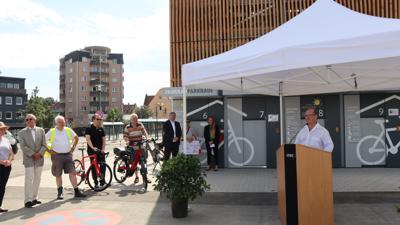 Bürgermeister Winfried Abicht präsentiert der Öffentlichkeit stolz die Fertigstellung des Fahrradparkhauses, das am Bahnhof Mühlacker ab sofort einsatzbereit ist. 
