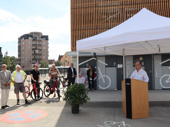 Bürgermeister Winfried Abicht präsentiert der Öffentlichkeit stolz die Fertigstellung des Fahrradparkhauses, das am Bahnhof Mühlacker ab sofort einsatzbereit ist. 