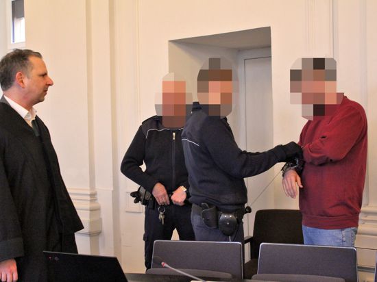 Seit Juni sitzt der Angeklagte (rechts) in Untersuchungshaft. Er hat gestanden, einen Frau in Lienzingen niedergestochen zu haben. Für die Tat fordert die Staatsanwaltschaft zehn Jahre Haft.