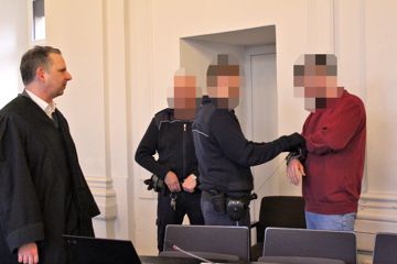 Am zweiten Verhandlungstag am Landgericht Karlsruhe berichteten Zeugen von ihren Begegnungen mit dem Angeklagten und schilderten ihre Beobachtungen am Tattag. Der Beschuldigte hatte gestanden, eine Frau in Lienzingen mit dem Messer attackiert zu haben.