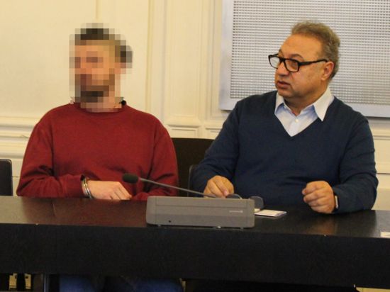 Der Angeklagte (links, mit Dolmetscher Ebrahim Penahi) wurde von der Schwurgerichtskammer am Landgericht Karlsruhe wegen gefährlicher Körperverletzung und versuchten Mordes zu einer Freiheitsstrafe von zehn Jahren verurteilt.