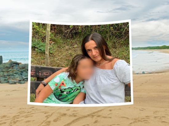 Bildmontage: Foto der Mutter mit ihrem Sohn, im Hintergrund ein Sandstrand in Panama