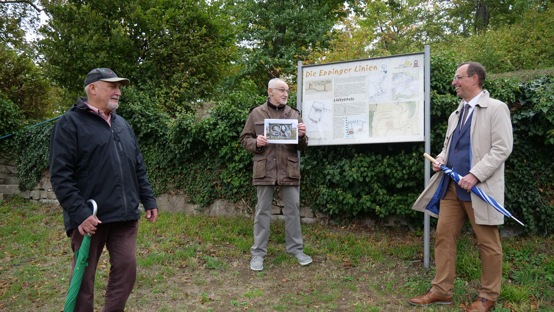 Gegen Vandalismus unter andrem im Zusammenhang mit den Hinweistafeln auf Burg Löffelstelz wollen Rainer Wallinger, Ewald Scheytt und OB Frank Schneider (von links) vorgehen