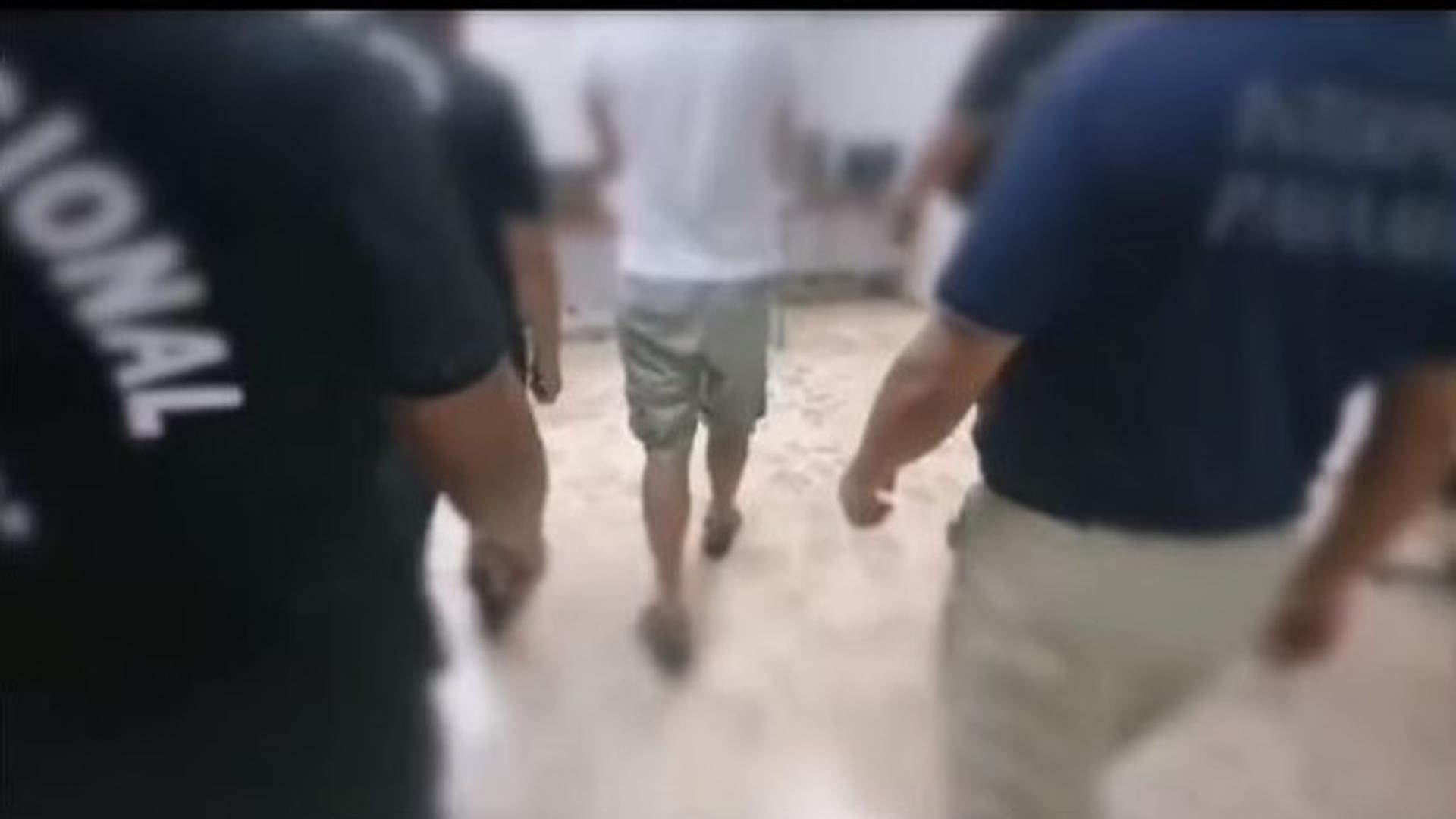 Ein Video der Nachrichtenseite „La Estrella“ aus Panama soll zeigen, wie der mutmaßliche Entführer inhaftiert wird.