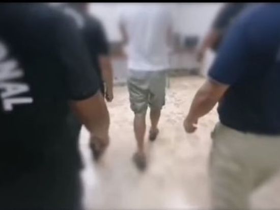 Ein Video der Nachrichtenseite „La Estrella“ aus Panama soll zeigen, wie der mutmaßliche Entführer inhaftiert wird.