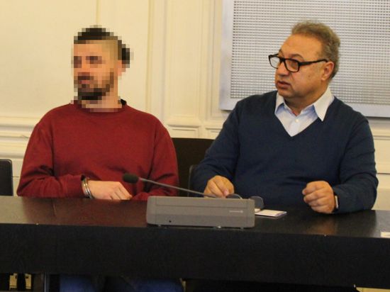 Muss für lange Zeit hinter Gitter: Der Angeklagte (links, mit Dolmetscher Ebrahim Penahi) wurde von der Schwurgerichtskammer am Landgericht Karlsruhe wegen gefährlicher Körperverletzung und versuchten Mordes zu einer Freiheitsstrafe von zehn Jahren verurteilt.