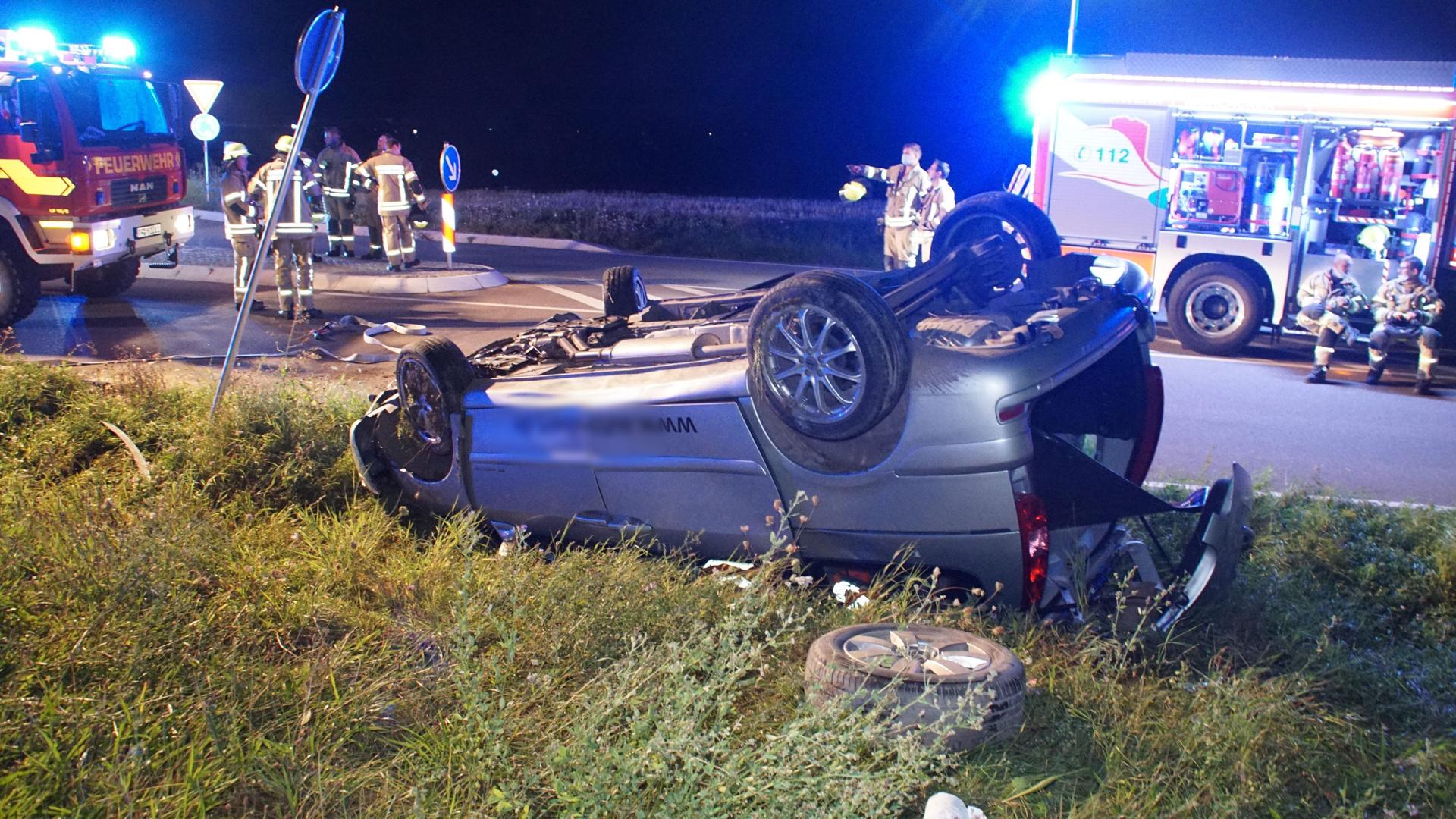 Ein Auto liegt nach einem Unfall auf dem Dach im Grünstreifen neben der Straße bei Mühlhausen an der Enz. 