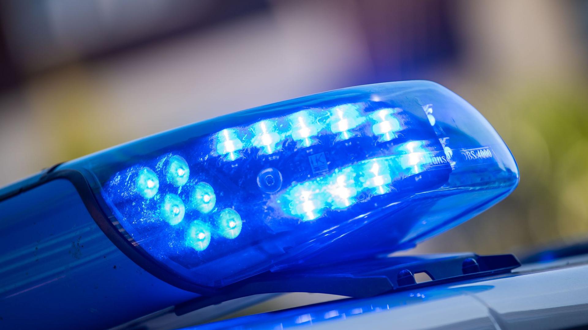 Ein Blaulicht leuchtet auf einem Polizeiwagen.