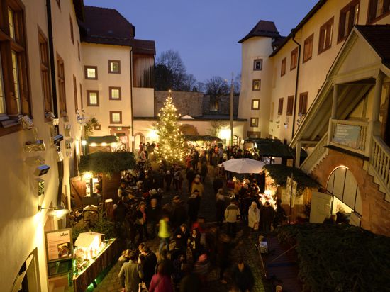 Viele dekorative und nützliche Dinge werden beim Adventsmarkt am 9. und 10. Dezember im Neuenbürger Schlosshof angeboten. Im Rahmenprogramm erklingen stimmungsvolle Weisen. Außerdem gibt es ein Kindertheater.