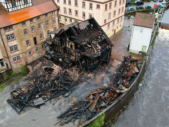 Das Feuer in der Neuenbürger Mühlstraße hatte am 15. November zunächst eine Scheune zerstört und griff dann auf das Gebäude über. Das Haus aus dem 19. Jahrhundert soll in den kommenden Wochen abgerissen werden.