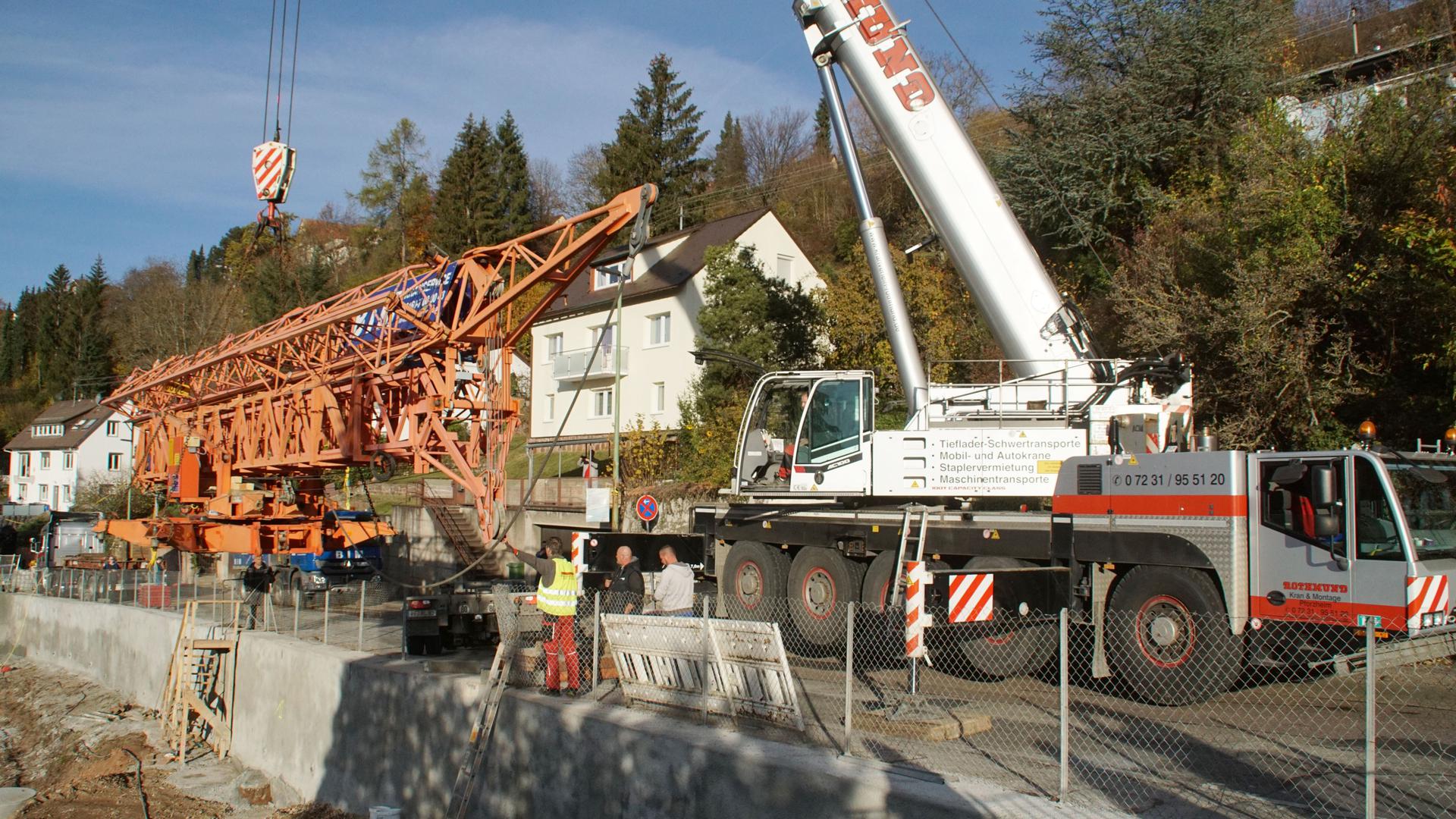 Kran hebt Kran: Der mobile 100-Tonner hebt ein Teilstück des Baukrans in die Luft. Für den Aufbau wurde die Alte Pforzheimer Straße gesperrt.