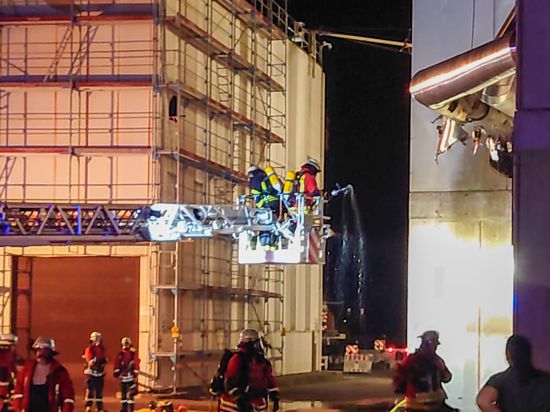 Feuerwehrleute kämpfen in der Nacht gegen Brände im Rohrsystem einer Firma in Neuenbürg.