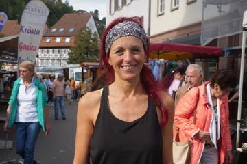 Auch wenn sie den Rekordversuch vorzeitig abbrechen musste, ist Extremsportlerin Tanja Höschele aus Straubenhardt glücklich, während hinter ihr der Stoppelmarkt stattfindet, schließlich hat sie bereits bewiesen, dass sie auch die lange Distanz über 300 Kilometer kann. 