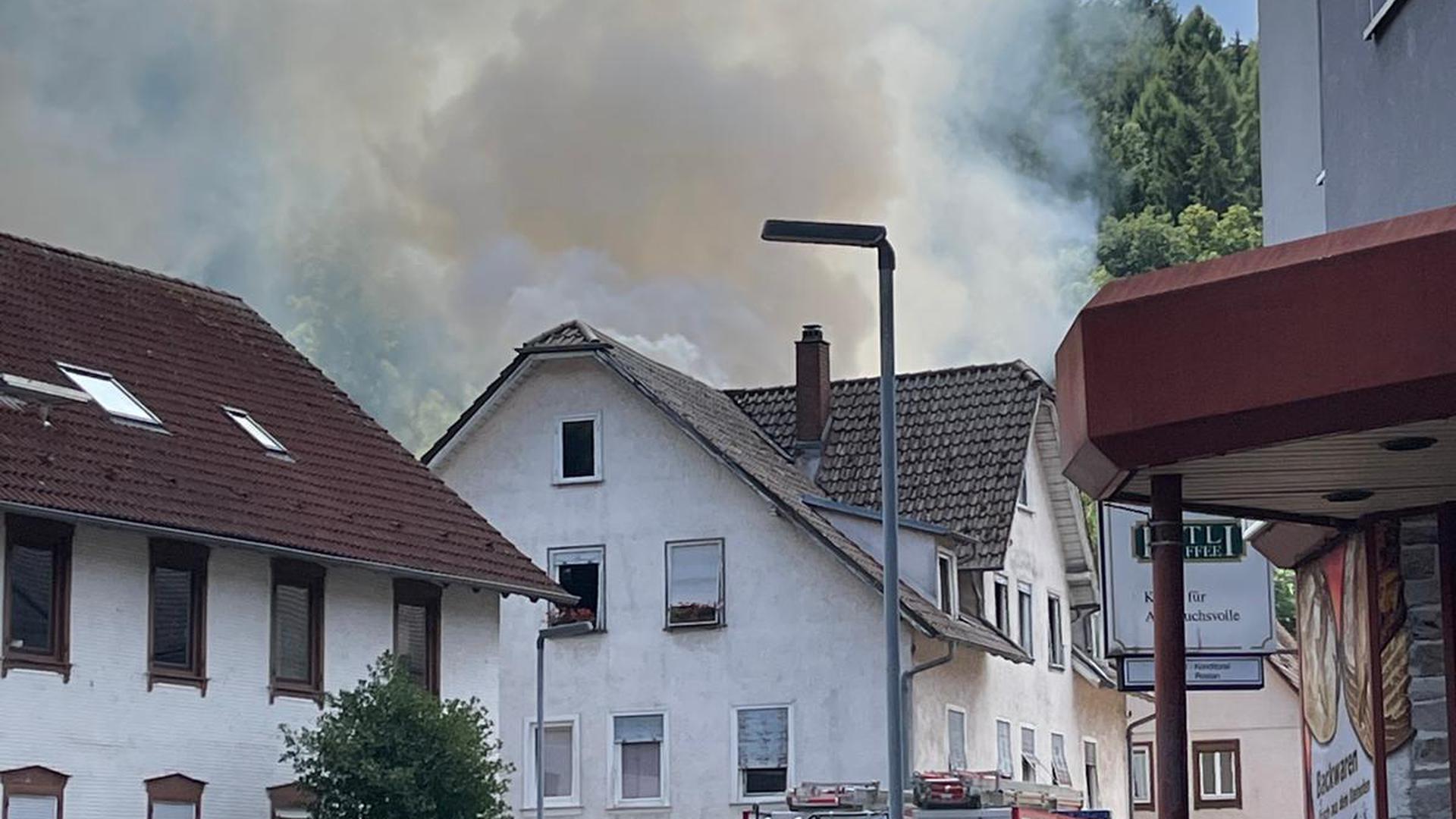 In Neuenbürg brennt es in einem Wohnhaus.
