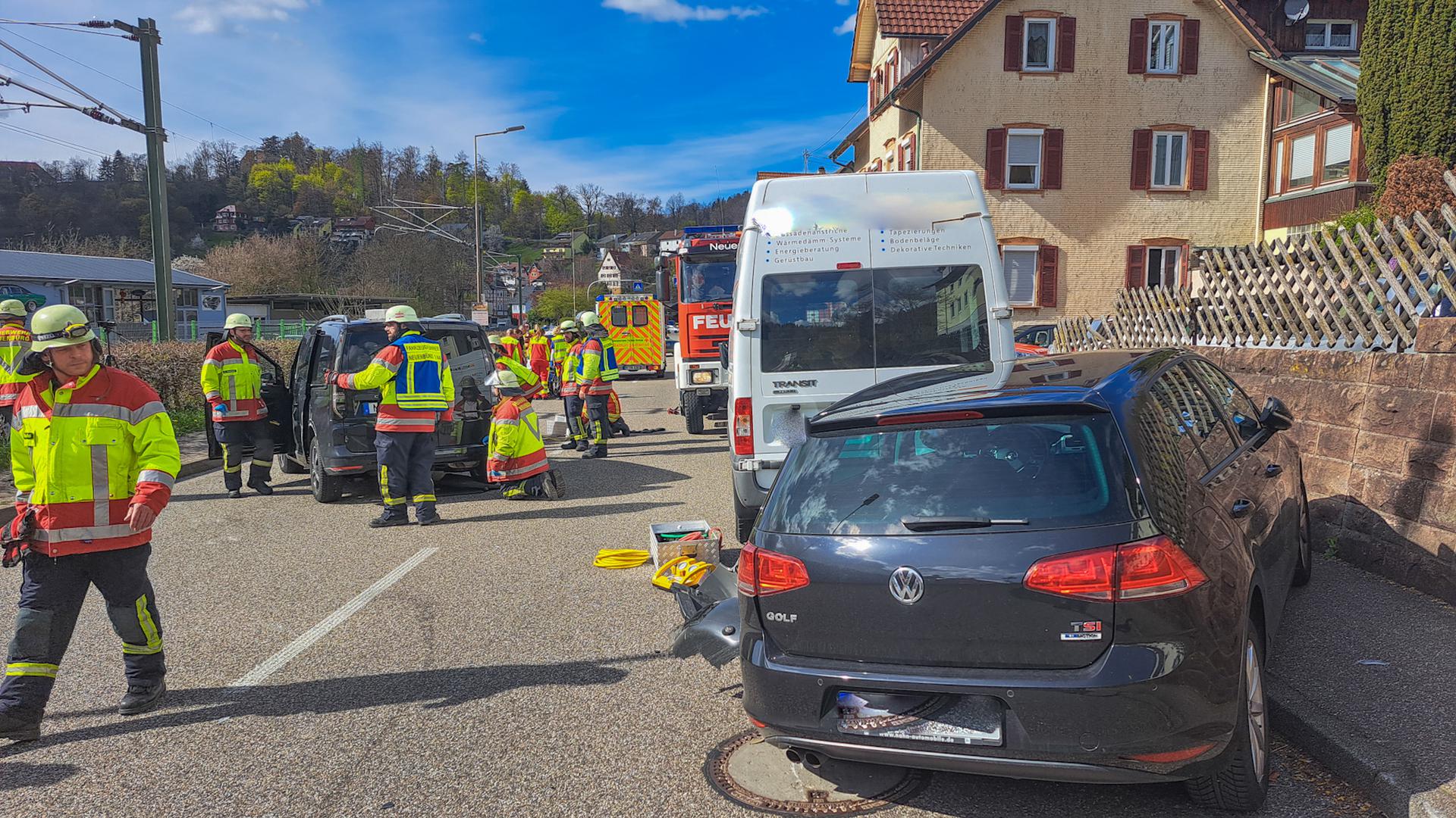 Leicht verletzt wurde ein Fahrer beim Unfall auf der Bundesstraße 294 in Neuenbürg. 