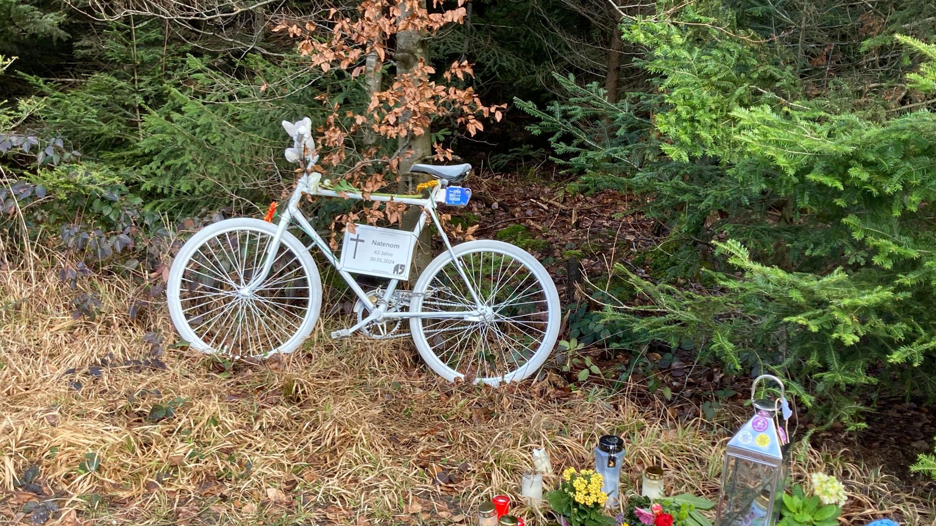 Ein „Ghostbike“ steht an dem Ort, an dem der Radfahraktivist Andreas Mandalka Ende Januar von einem Auto erfasst und getötet wurde.