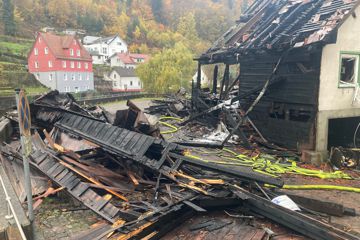 Muss wohl abgerissen werden: Das Haus aus dem 19. Jahrhundert in der Neuenbürger Mühlstraße ist nach dem Großbrand am Dienstag nicht mehr zu retten.