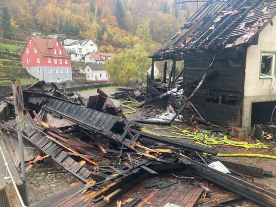 Muss wohl abgerissen werden: Das Haus aus dem 19. Jahrhundert in der Neuenbürger Mühlstraße ist nach dem Großbrand am Dienstag nicht mehr zu retten.