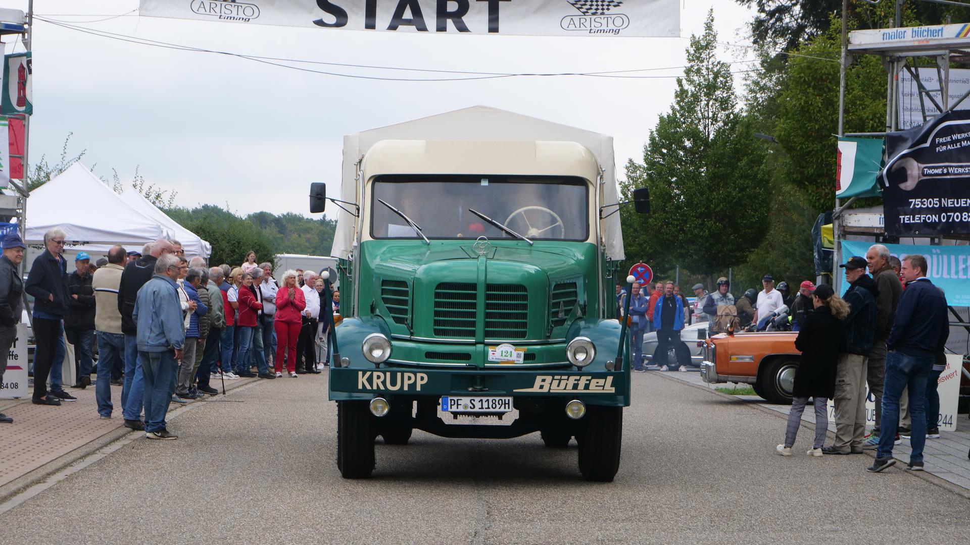 Eine echte Rarität war das offiziell erste Fahrzeug auf der Strecke: ein Krupp Büffel, der weltweit einzig restaurierte seiner Art.