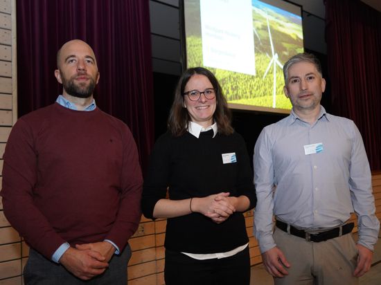 Andreas Wagner, Nicole Köhler und Roman Goodarzi (von links) vom norwegischen Staatsunternehmen „Statkraft“ haben in der Schwabentorhalle die Pläne für den Windpark bei Dennach vorgestellt.