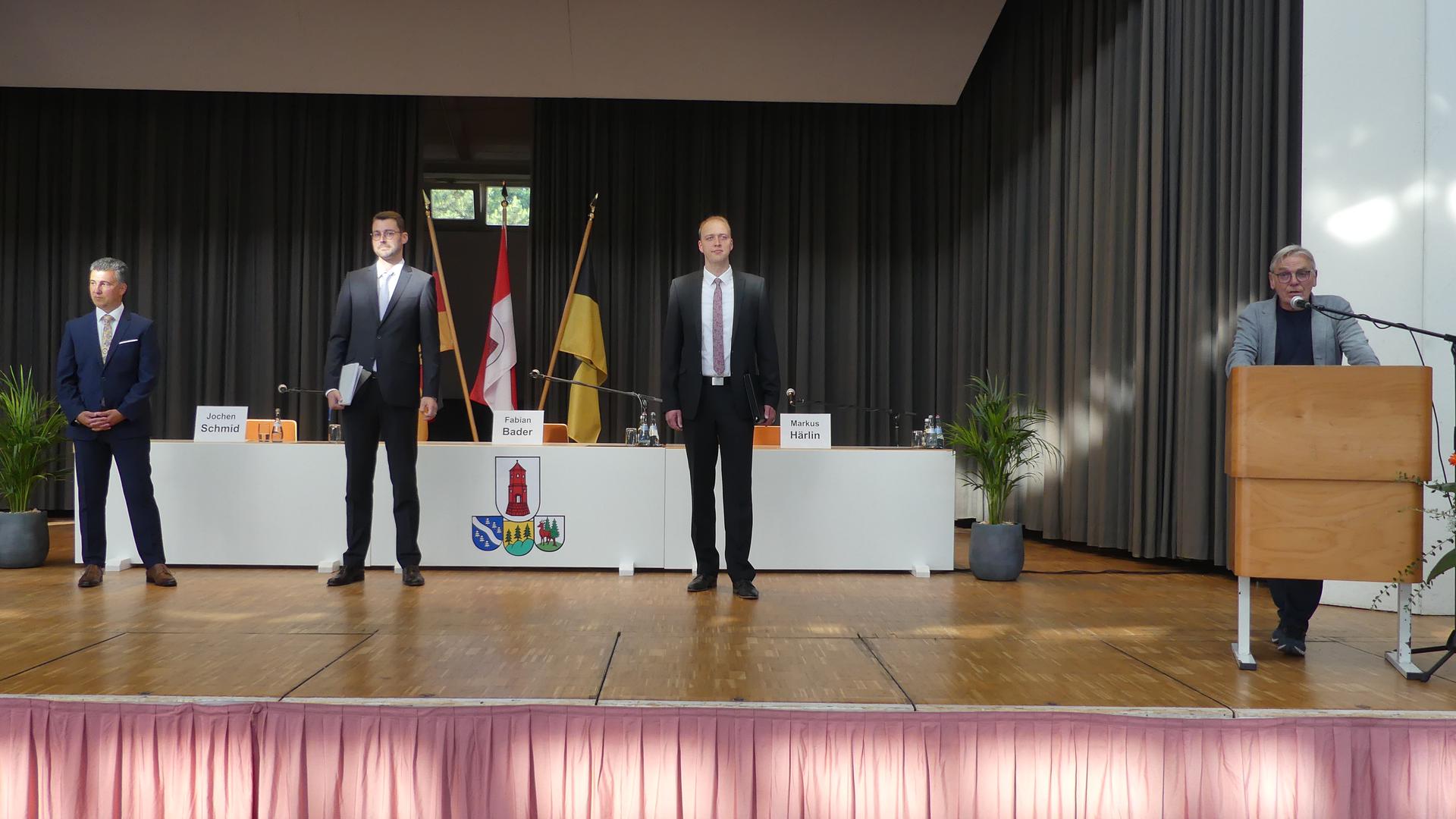 Bürgermeisterkandidaten stellen sich in der Neuenbürger Stadthalle vor. 
Von rechts: Sitzungsleiter Gerhard Brunner, die Bewerber Markus Härlin, Fabian Bader und Jochen Schmid.
