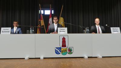 Die drei Bürgermeisterkandidaten stellten sich zum Auftakt in der Neuenbürger Stadthalle vor. Von rechts:
Markus Härlin, Fabian Bader und Jochen Schmid.