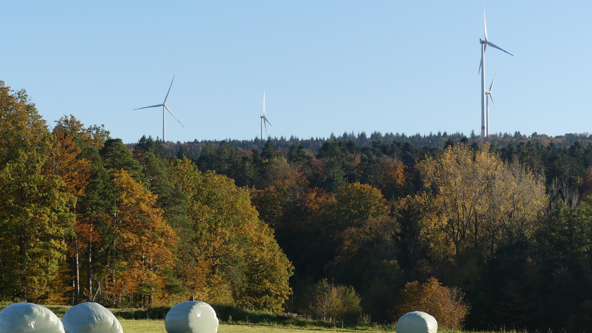 Schon seit Jahren sorgt die Windkraftanlage in Straubenhardt für regenerative Energie. Hier der Blick aus Richtung Langenalb.