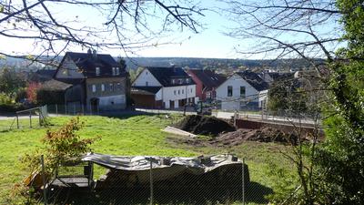 Schon Ende kommenden Jahres könnten sich über dem Wald oberhalb von Waldrennach – hier der Blick von der Eichwaldhalle – vier Windräder drehen. 
