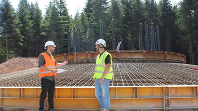 Bauleiter Björn Brabänder und Projektleiter Thomas Reinhold auf der Baustelle des Windparks.