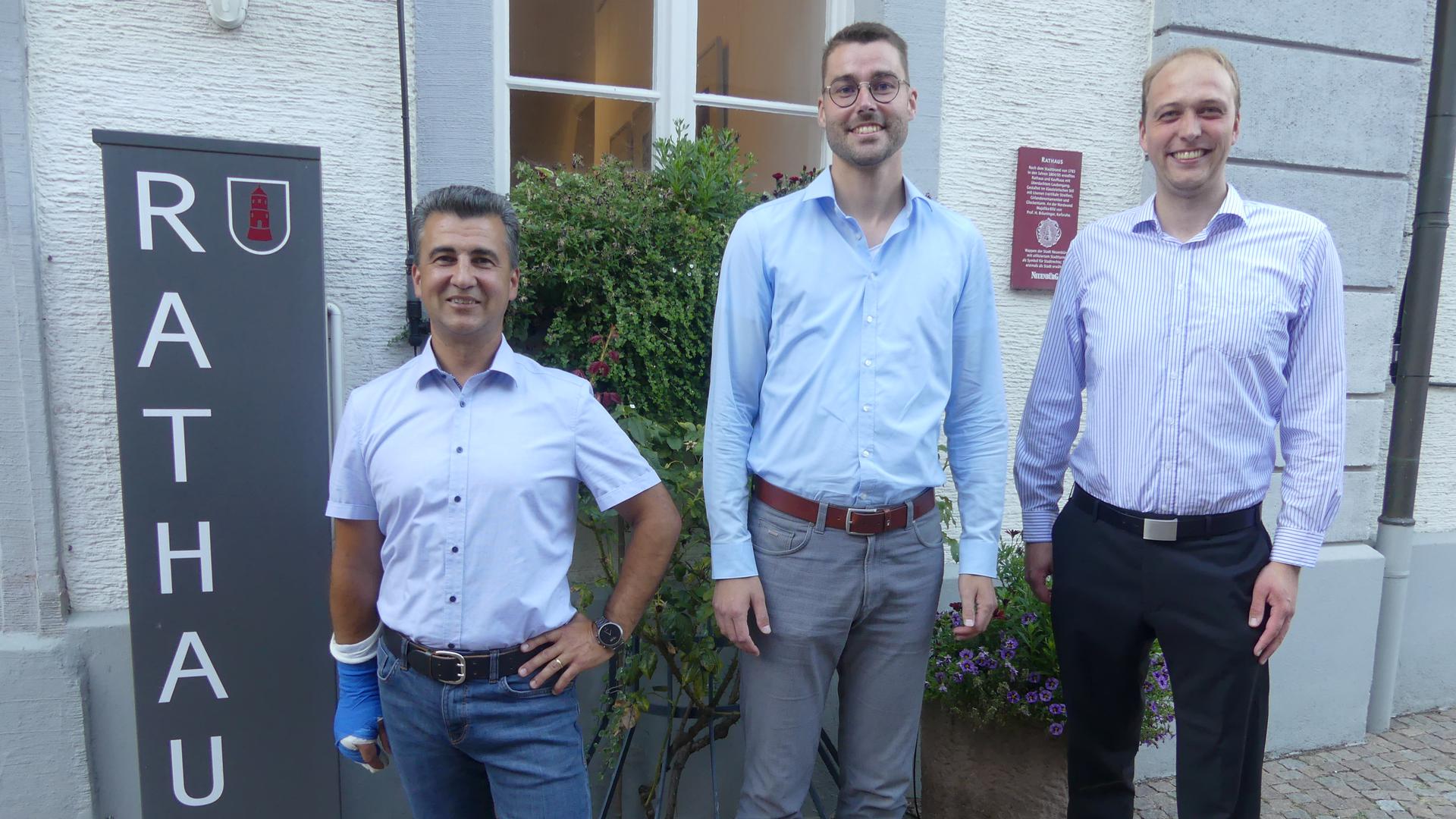 Die drei Neuenbürger Bürgermeisterkandidaten Jochen Schmid, Fabian Bader und Markus Härlin stehen vor dem Rathaus.