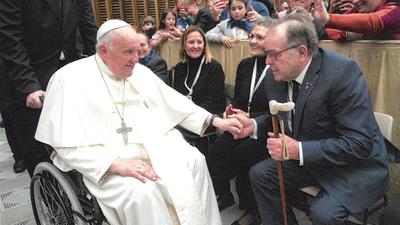 Papst Franziskus begrüßt Reinhold Auer aus Steinegg im Vatikan. Neben dem Gemeinderat Auer seine Frau Theresia.  
