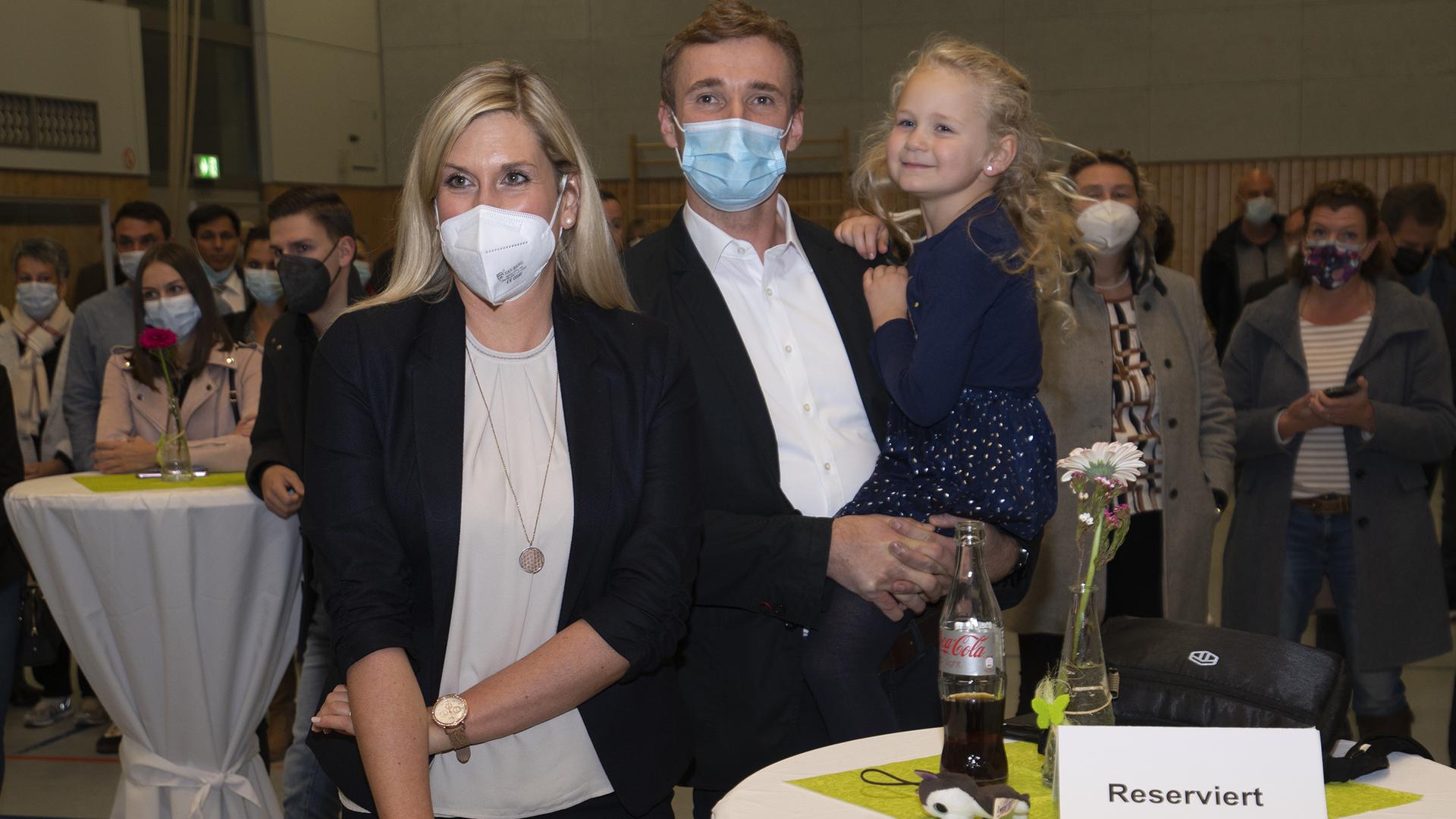 Sekunden vor diesem Foto wurde das Wahlergebnis bekanntgegeben: Sabine Wagner ist neue Bürgermeisterin in Neuhausen. Auf dem Foto mit ihrem Mann Marin und Tochter Emilia.      