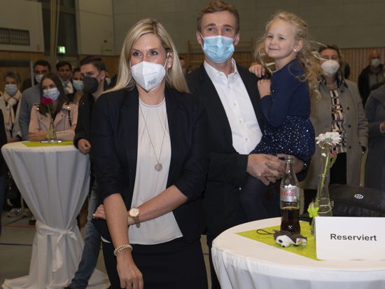 Sekunden vor diesem Foto wurde das Wahlergebnis bekanntgegeben: Sabine Wagner ist neue Bürgermeisterin in Neuhausen. Auf dem Foto mit ihrem Mann Marin und Tochter Emilia.      