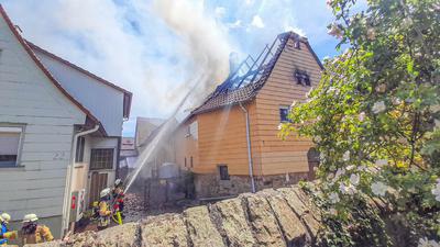 Der Dachstuhl eines Einfamilienhauses in Neulingen-Göbrichen wurde bei einem Feuer am Samstagmittag komplett zerstört.