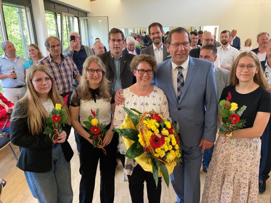 Wiedergewählt: Michael Schmidt (rechts) bleibt Bürgermeister von Neulingen. Zum Wahlsieg gratulierten Ehefrau Kathrin und seine Töchter Ella, Rebecca und Lara. 