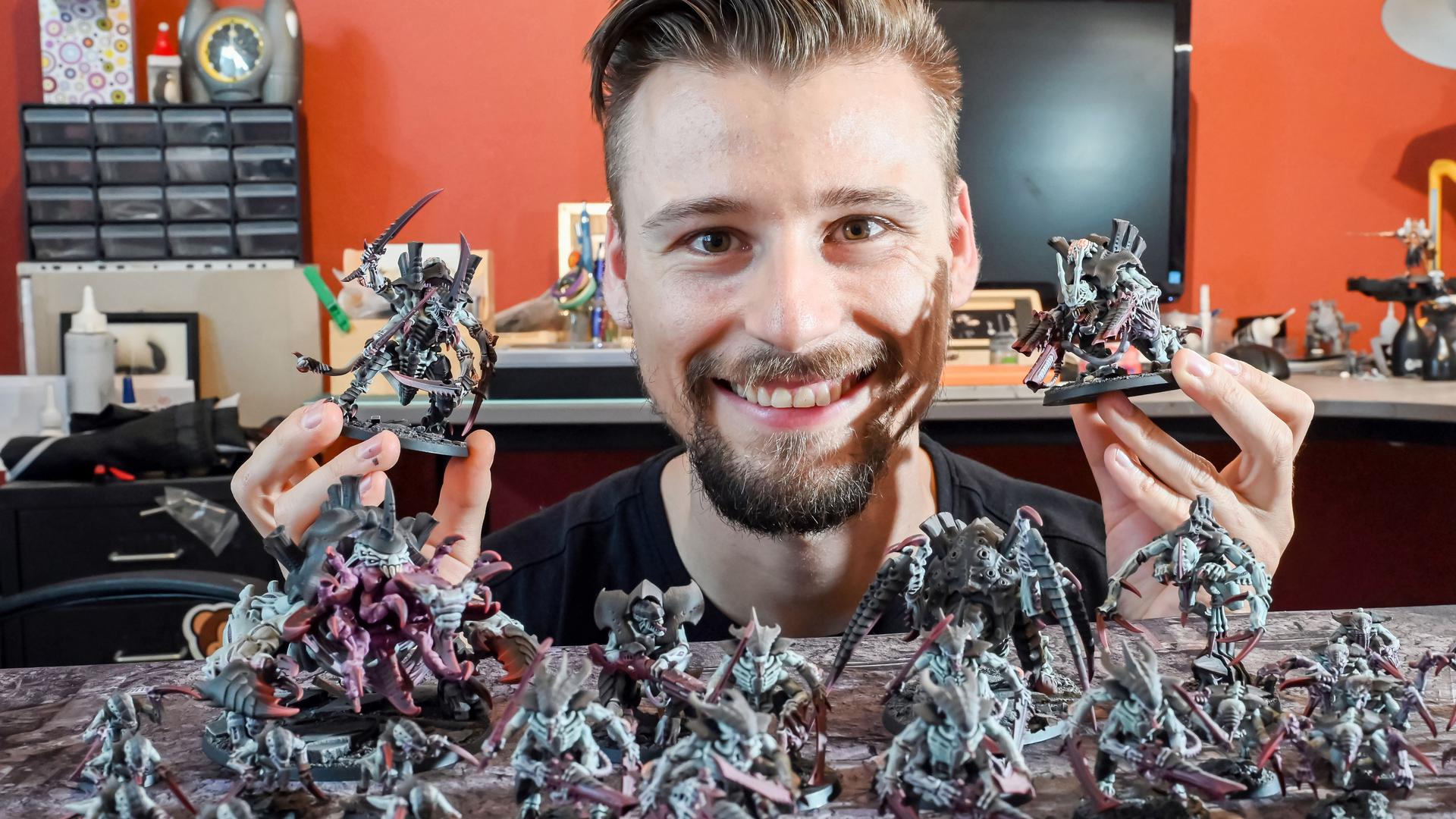 Tim Winkler zeigt seine Warhammer-Spielfiguren. Er bemalt die Miniatur-Figuren in stundenlanger Arbeit selbst.